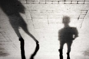 Lei va al lavoro, una «risorsa» la stupra