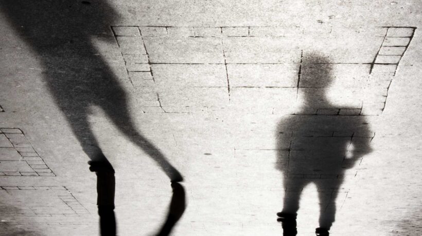 Lei va al lavoro, una «risorsa» la stupra