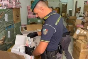 La GdF sequestra 10.000 falsi «Labubu» a Palermo
