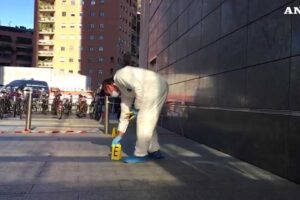 Accoltellata in centro in pieno giorno. Milano nel caos, sinistra contro Sala