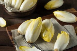 Indivia belga, l’insalata ideale nei mesi freddi per integrare acqua e fibre e combattere lo stress