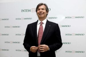 Intesa mette a segno profitti da record. Messina rassicura: tassa banche gestibile