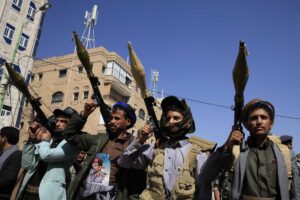 Anche gli Houthi si placano: «Basta attacchi alle navi che passano nel Mar Rosso»