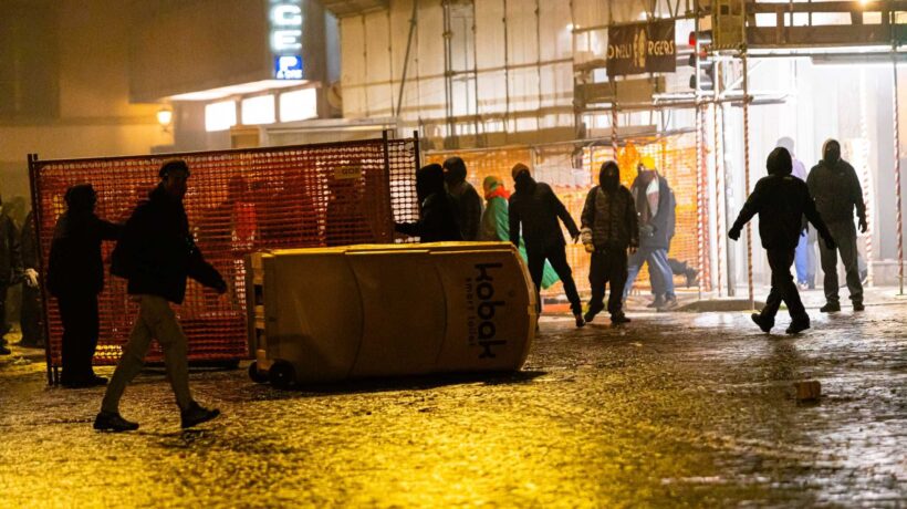 I Pro Pal feriscono 16 agenti. Il Pd se la prende con la polizia