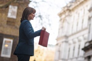 Tasse record nel Regno socialista. Colpite case, pensioni e auto green