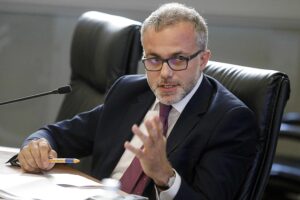 Mister Tasse invia l’avviso di sfratto a Elly