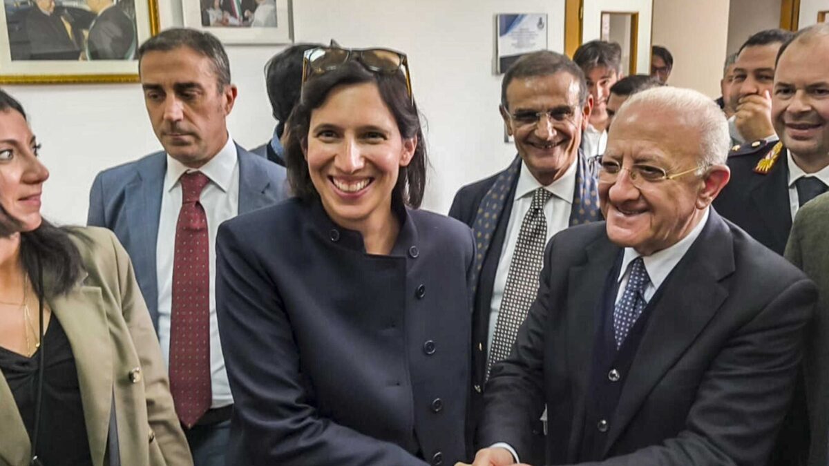 Regionali, per salvarsi la carriera la Schlein si inginocchia a De Luca