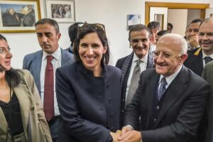 Regionali, per salvarsi la carriera la Schlein si inginocchia a De Luca