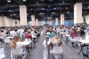 Controlli maniacali ai test di medicina. Ma le prove d’esame girano su Whatsapp