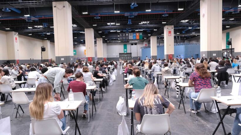Controlli maniacali ai test di medicina. Ma le prove d’esame girano su Whatsapp