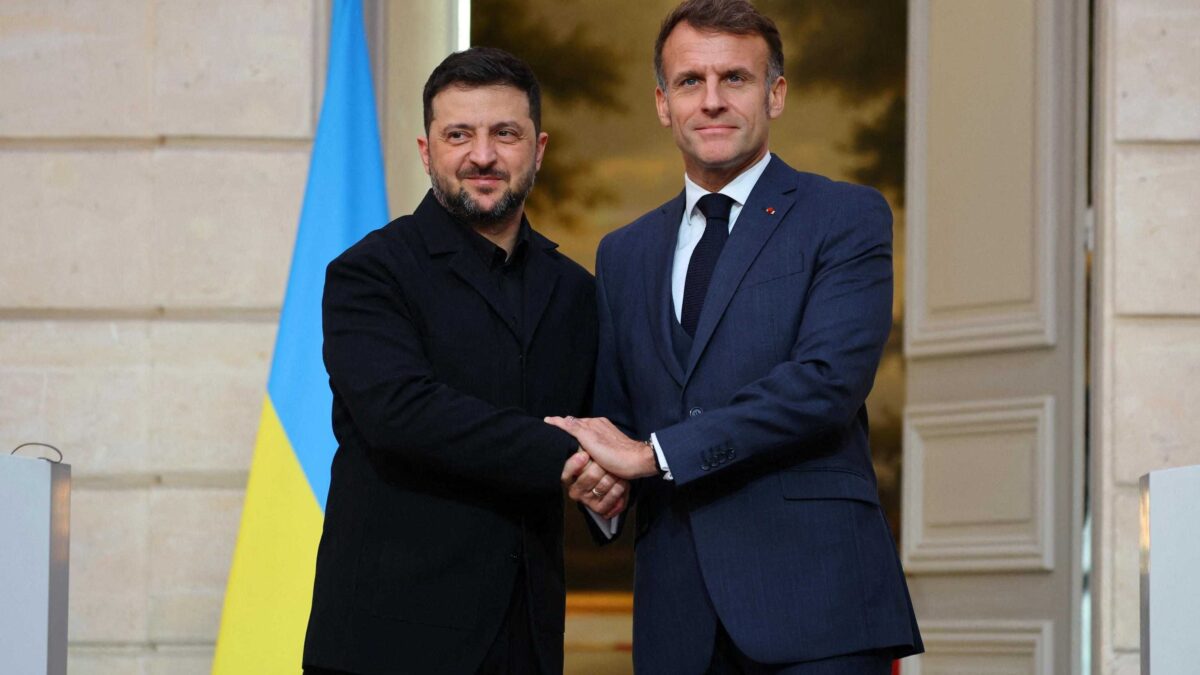 Con i soldi che gli abbiamo regalato Zelensky fa fare gli affari a Macron
