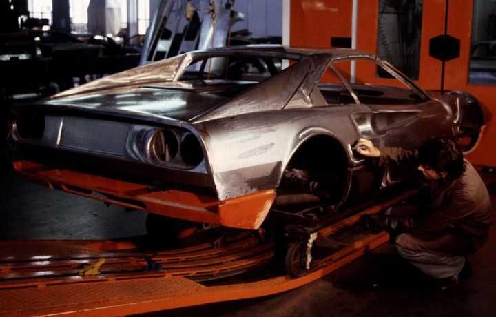 Una 308 con carrozzeria in vetroresina durante l'assemblaggio (Ferrari Media)