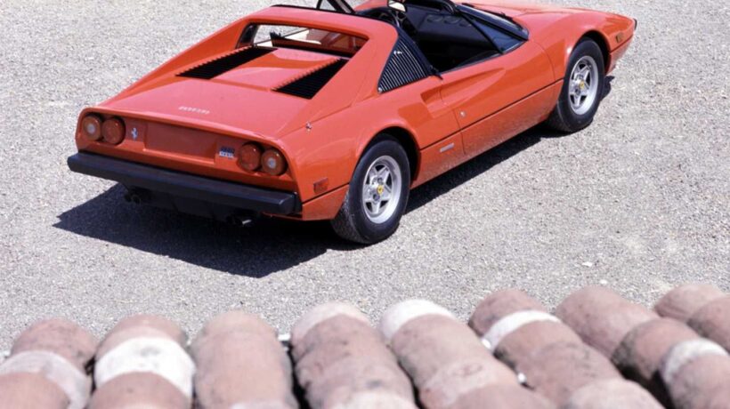 La 308 GTS con il tettuccio «targa» aperto (Ferrari Media)