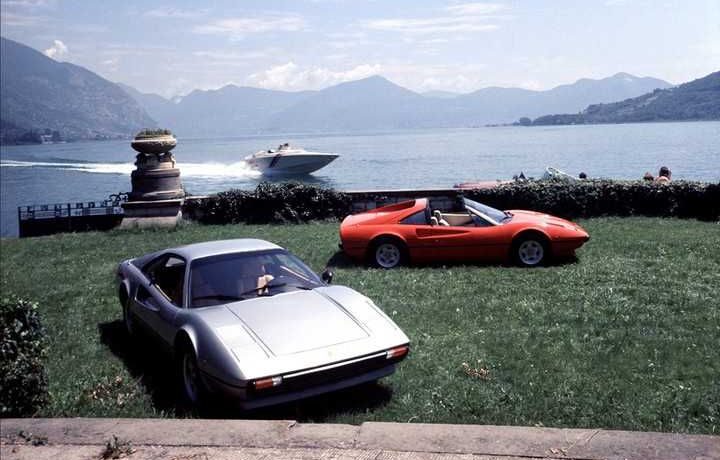 Ferrari 308 GTB. In secondo piano, la 308 GTS (Ferrari Media)
