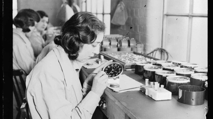 Una delle «Radium girls» mentre dipinge un quadrante con vernice radioluminescente (Getty Images)