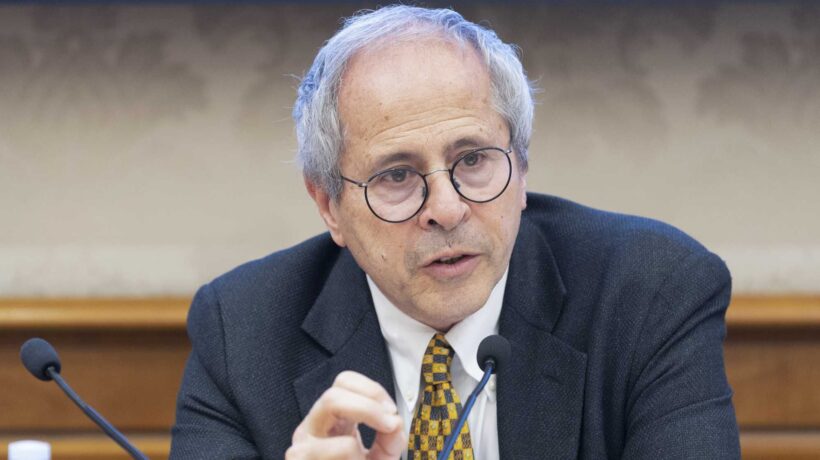 Crisanti: «Gare negli atenei pilotate». Dottorato al figlio dove lavorava lui