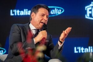 Conte scalza Schlein: si mette alla testa del campo largo e poi detta le regole al Pd