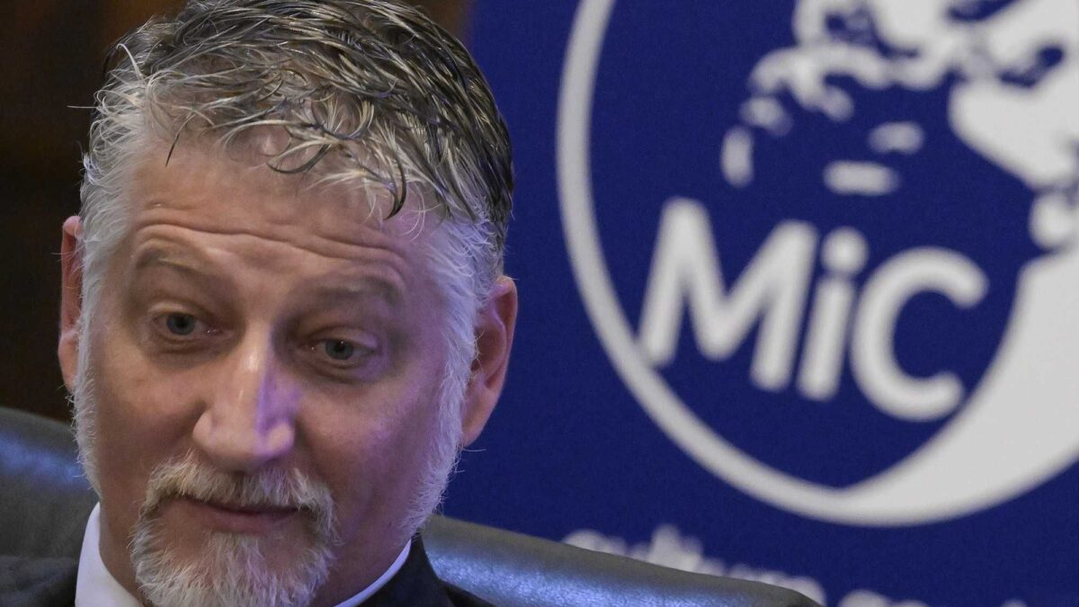Giuli insulta chi non suona il flauto per lui