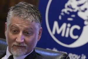 Giuli insulta chi non suona il flauto per lui