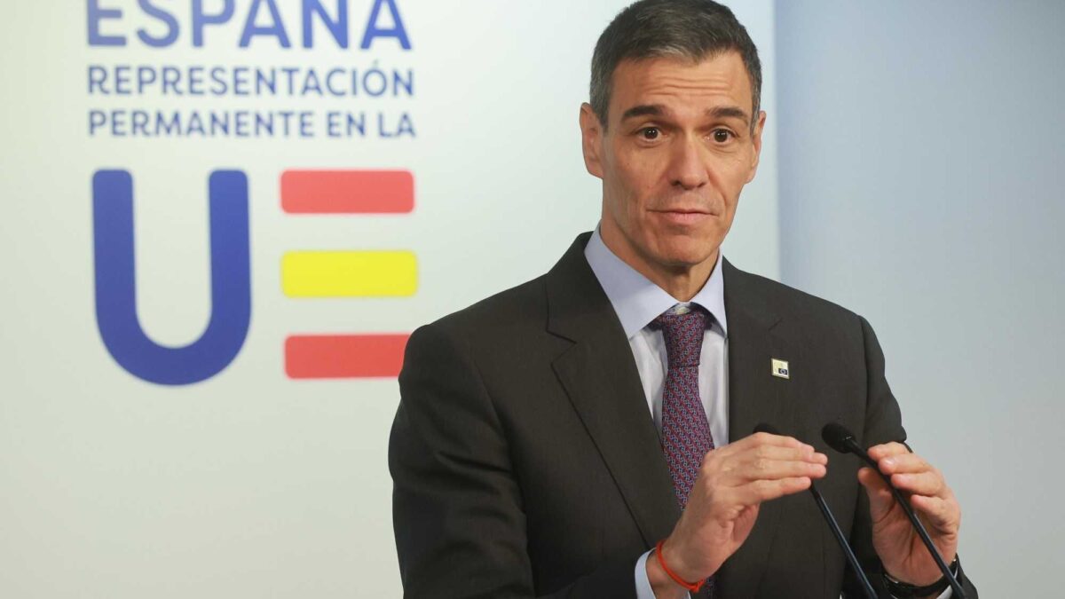 Sánchez finisce fritto in Estremadura. Ma non cede e s’attacca al rimpastino