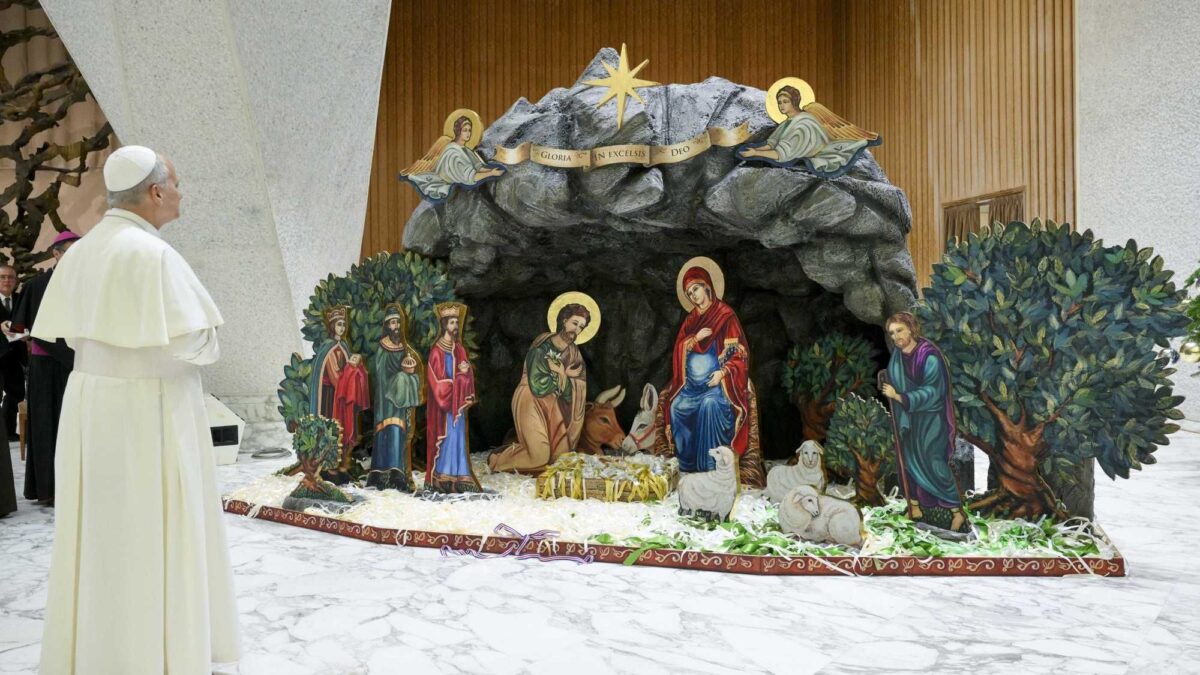 E meno male che Leone XIV c’è: mostra l’eterno dentro un presepe