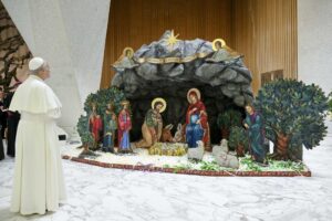 E meno male che Leone XIV c’è: mostra l’eterno dentro un presepe