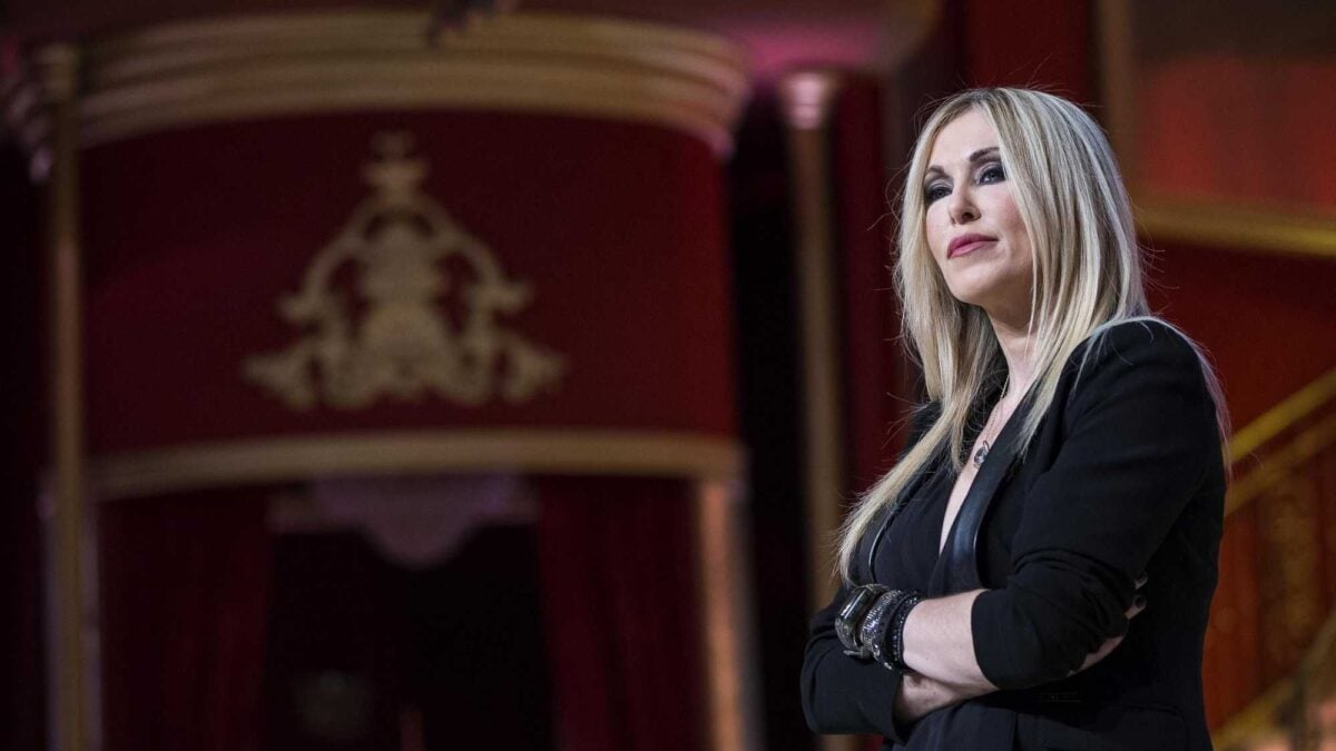 Roberta Bruzzone: «Vi seduce e poi vi controlla. Così funziona un narcisista»