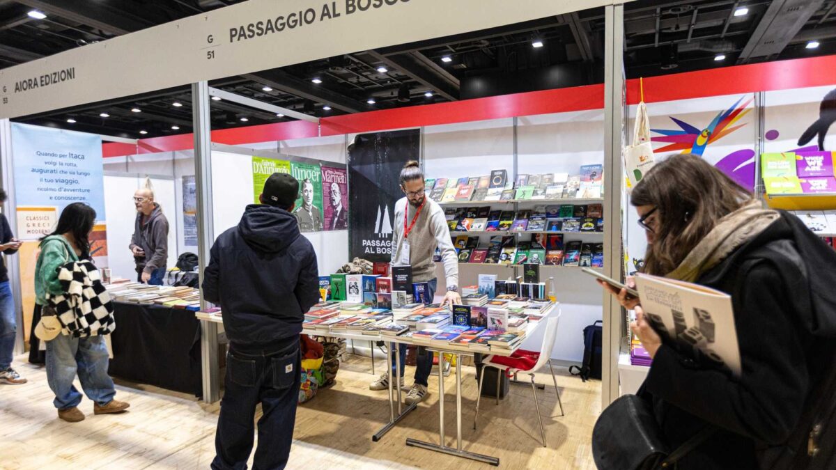 Vanno tutti allo stand dell’editore di destra. Libri già finiti e code