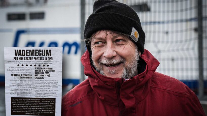 Casarini guida i migranti verso la rivolta