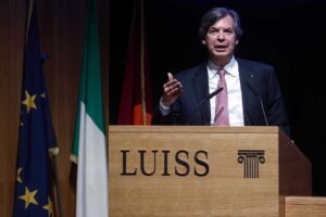 Il banchiere si ribella: non c’è solo la guerra…