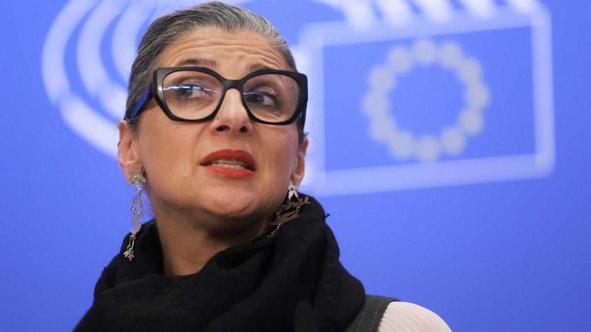 La Albanese crolla nei sondaggi. Un’indagine sui suoi sermoni a scuola