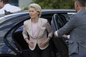 Salta il «tutto elettrico». Ma le nuove euro-regole non salveranno l’auto