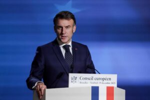Se Macron parla con Putin è un genio. Per chi tratta da sempre, solo insulti