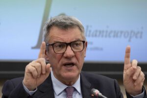 Landini prima firma contratti poveri poi attacca il governo se li «sistema»
