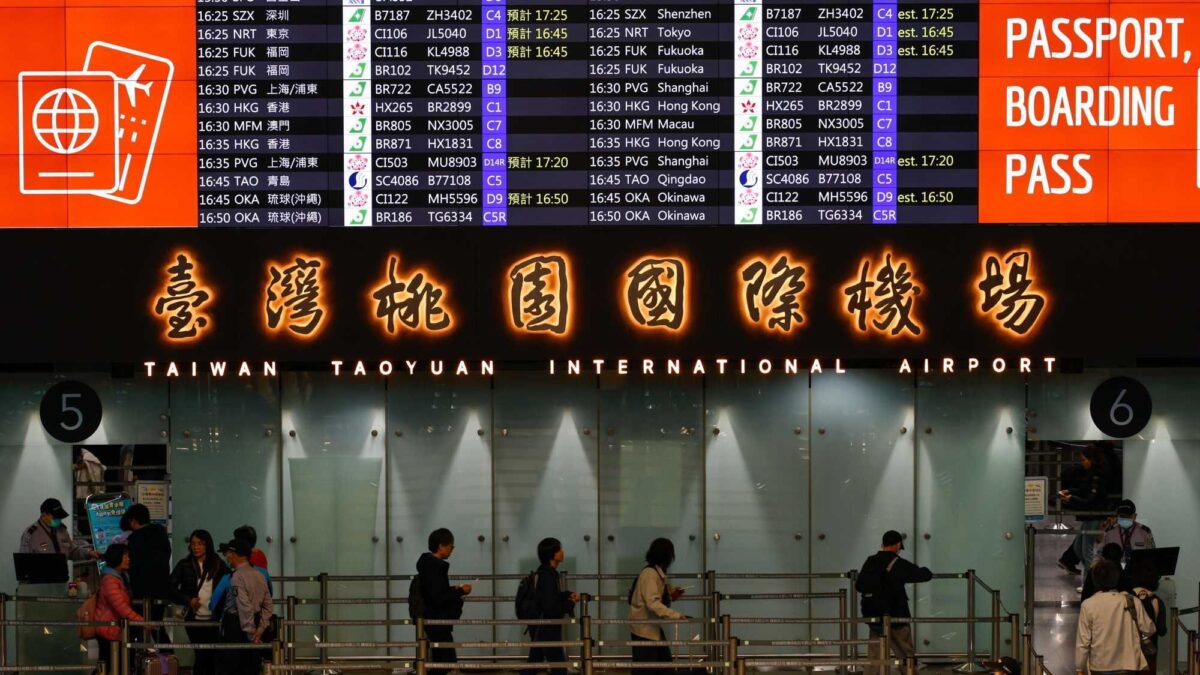 La Cina mostra i muscoli a Taiwan. Aerei in tilt: 100.000 persone a terra