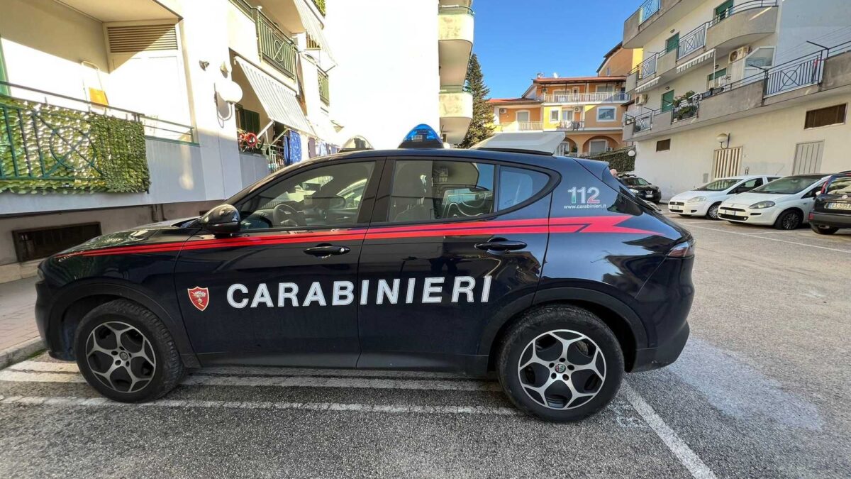 In 50 rincorrono e picchiano il ladro. Ora sono ricercati dai carabinieri