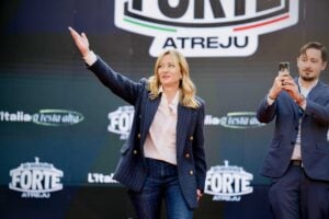 Meloni infierisce contro i compagni: «Si portano sfiga»