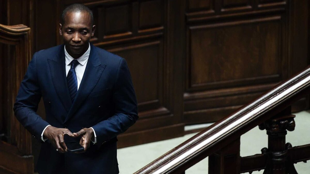 Soumahoro flirta con la destra pur di racimolare una poltroncina