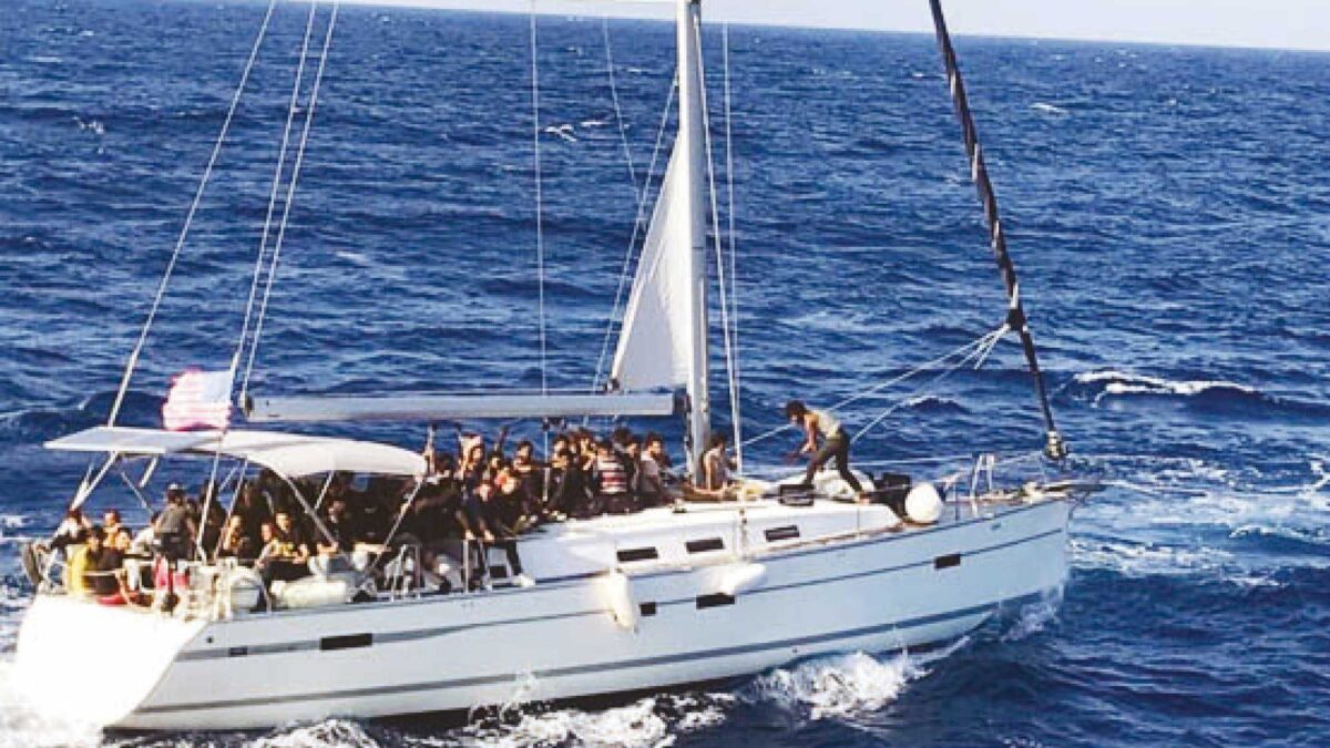 Ormai lo ammettono apertamente. «Macché delinquenti, gli scafisti sono eroi»