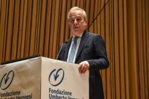 Locatelli nega l’evidenza sui verbali del Cts
