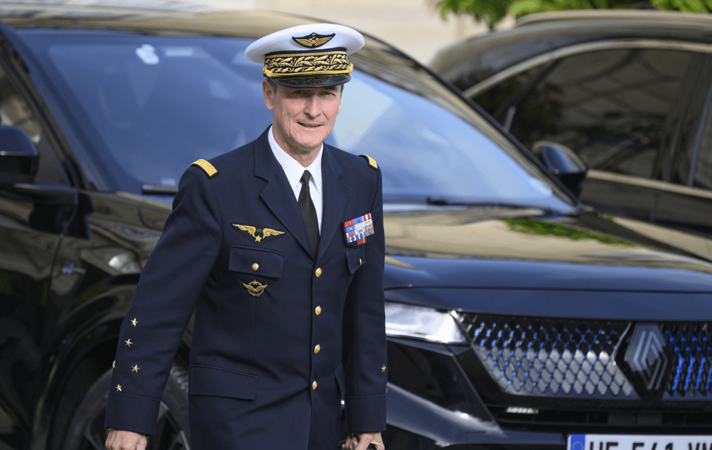 A generali e politici prudono le mani alla  faccia di popolo e Costituzione
