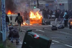 «Aska» dà ragione a chi la sgombera. A Torino botte e insulti agli agenti