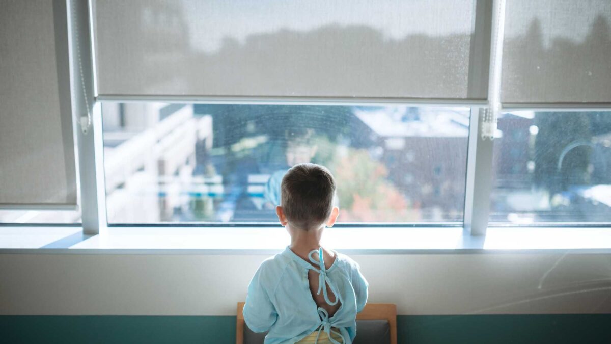 Figli tolti alla madre, uno ha un tumore. Lei non può visitarlo