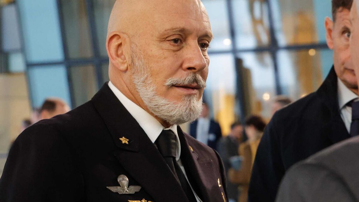 Cavo Dragone frena sui cyberattacchi. Meloni lo fulmina: «Misurare le parole»