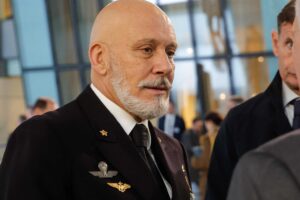 Cavo Dragone frena sui cyberattacchi. Meloni lo fulmina: «Misurare le parole»