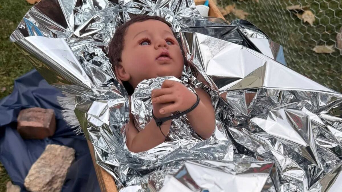 Presepi manipolati. Gli sfregi al Natale: da Gesù «bambina» alla stalla gommone