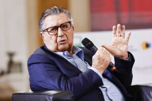 De Benedetti insulta Elkann guardandosi allo specchio: «Rompe tutto ciò che tocca»