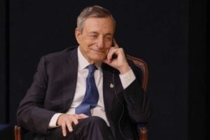 Draghi vota l’Intelligenza artificiale. «Ue in ritardo, rischio stagnazione»
