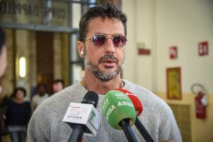 Corona all’attacco di Signorini: «Appari in tv solo se ci vai a letto»