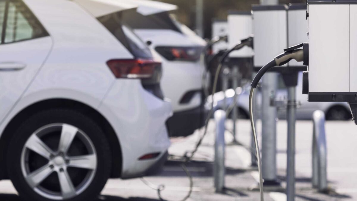 Auto ibride, ora l’Ue cambia idea. Rinvio di cinque anni dei divieti